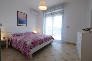 En eller flere senge i et værelse på Green Bay A18 - Pineto Vacanza