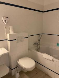 een badkamer met een toilet, een wastafel en een bad bij Au Tapis de Sable in Saint-Cyr-sur-Mer
