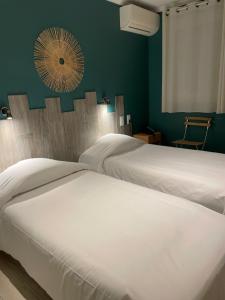 Un pat sau paturi într-o cameră la Au Tapis de Sable