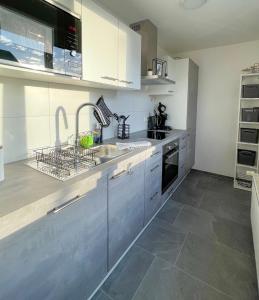Kuchyň nebo kuchyňský kout v ubytování Hegau Boardinghouse + 37 fotografií