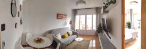 California Suite - All-day Sunny 2-Bedroom Apartment في إل كامبيلو: غرفة معيشة مع أريكة وطاولة
