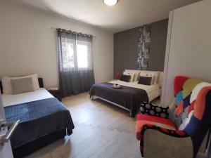 Zimmer mit 2 Betten, einem Stuhl und einem Sofa in der Unterkunft Apartment Soldo in Zadar