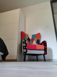 einen Stuhl mit einem bunten Kissen in einem Zimmer in der Unterkunft Apartment Soldo in Zadar