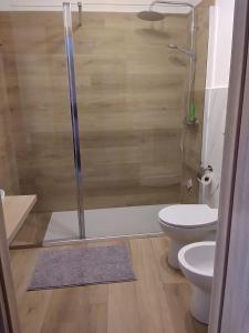 ein Bad mit einer Dusche und einem WC in der Unterkunft Appartamento Magic Cervinia CIR VDA-VALTOURNENCHE n 0270 in Breuil-Cervinia