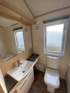 Kúpeľňa v ubytovaní E3 is a 2 Bedroom 6 berth Lodge on Whitehouse Leisure Park in Towyn near Rhyl close to beach with decking and private parking space This is a pet free caravan