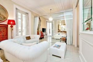 salon z białą kanapą i stołem w obiekcie Rome luxury apartment to Spanish Steps w Rzymie
