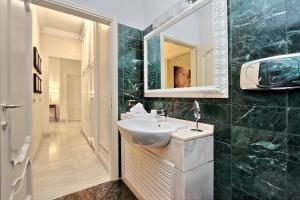 łazienka z umywalką i lustrem w obiekcie Rome luxury apartment to Spanish Steps w Rzymie +37 zdjęć