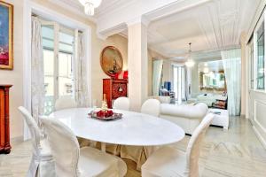 jadalnia z białym stołem i krzesłami w obiekcie Rome luxury apartment to Spanish Steps w Rzymie