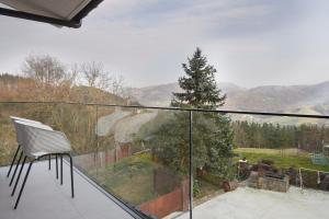 einen Balkon mit einem Stuhl und Bergblick in der Unterkunft Casa Rural Akei - Basque Stay in Elgóibar