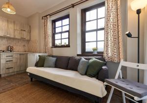 a living room with a couch and a kitchen at Cicerone Apart in Antalya