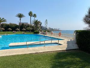 Bazén v ubytovaní Super Holiday Lubina Sol Mijas Beachfront alebo v jeho blízkosti