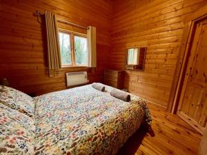 Ένα ή περισσότερα κρεβάτια σε δωμάτιο στο Lilly Lodge, Lake Pochard