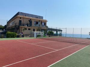 Tenis alebo squash v ubytovaní Super Holiday Lubina Sol Mijas Beachfront alebo jeho okolí