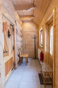 um corredor de uma cabina com um banco e uma porta em Domek Jawor em Zakopane