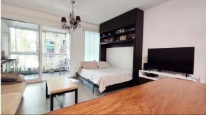 1 dormitorio con 1 cama y TV en una habitación en Excelente Departamento en Palermo en Buenos Aires