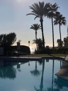 Bazén v ubytovaní Super Holiday Lubina Sol Mijas Beachfront alebo v jeho blízkosti