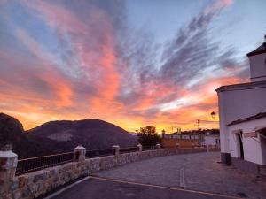 布斯奇斯塔的住宿－Cortijo el Tesoro，从天空建筑欣赏日落美景