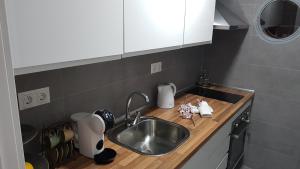 A kitchen or kitchenette at Duquesa María Apartamento en el corazón de Granada