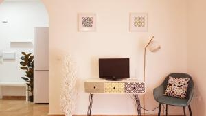 A television and/or entertainment centre at Duquesa María Apartamento en el corazón de Granada