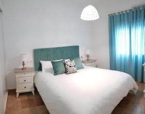 A bed or beds in a room at Duquesa María Apartamento en el corazón de Granada
