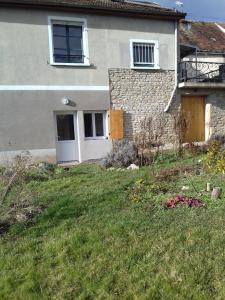 una casa con un patio de hierba delante de ella en Agréable chambre meublée, vue sur la vallée de l'Auxois en Villy-en-Auxois