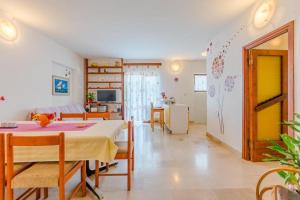 TV a/nebo společenská místnost v ubytování Apartment Duje