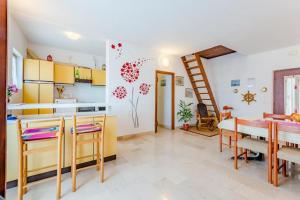 Kuchyň nebo kuchyňský kout v ubytování Apartment Duje