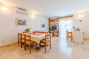 TV a/nebo společenská místnost v ubytování Apartment Duje