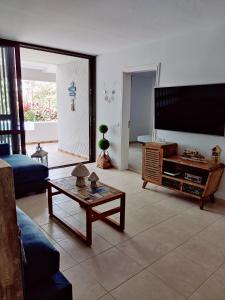Telewizja i/lub zestaw kina domowego w obiekcie MARAVILLA Suite 140 m2 - 3 Bedrooms, Heated Pool