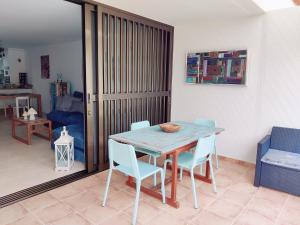 Część wypoczynkowa w obiekcie MARAVILLA Suite 140 m2 - 3 Bedrooms, Heated Pool