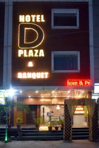 un hotel con un cartello sul lato di un edificio di Hotel D Plaza a Zirakpur
