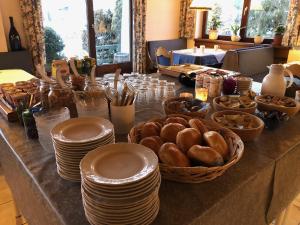 una mesa cubierta con platos y tazones de pan en Sportpension Therese en Westendorf
