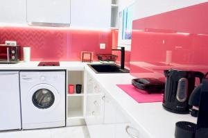 Kuchyňa alebo kuchynka v ubytovaní Cozy apartment in the center of Athens + 8 fotografií