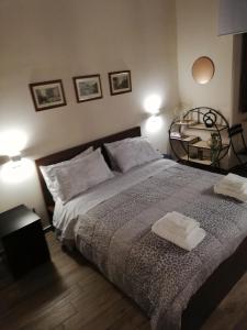 1 dormitorio con 1 cama con 2 toallas en B. & B. Trip Al Duomo en Crotone