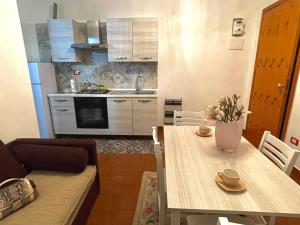 sala de estar con mesa y cocina en La terrazza sul MARE Manfredonia, en Manfredonia