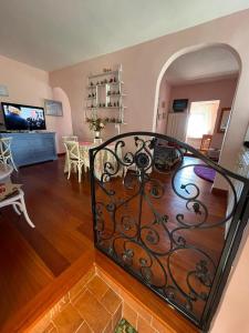 una scala a chiocciola in una camera con soggiorno di Appartamento indipendente vista unica a Manciano