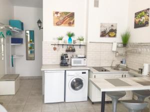 スヴェトロゴルスクにあるАпартаменты на Верещагинаのキッチン(洗濯機、シンク付)