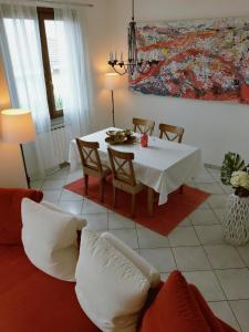 un soggiorno con tavolo e una sala da pranzo di La casa del cuore - Luxury Apartment a Olgiate Comasco