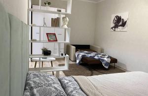 ein Schlafzimmer mit einem Bett und einem Bücherregal in der Unterkunft Cozy Apartment Center in Chişinău