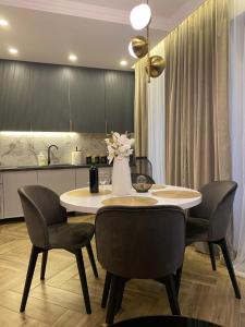 Posedenie v ubytovaní Family & Business Sauna Apartments No 11 Leśny nad Zalewem Cedzyna Unikat - 3 Bedroom with Private Sauna, Bath with Hydromassage, Terrace, Garage, Catering Options