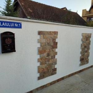 uma parede branca com tijolos na lateral em Courtyard Studio em Oradea