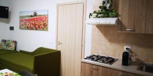 uma cozinha com um fogão e uma bancada verde em Al Civico 365 em Castelluzzo
