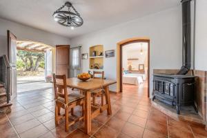 ein Wohnzimmer mit einem Tisch und einem Herd in der Unterkunft Can March magic sunset in Ses Paisses