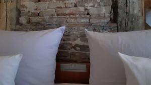 Postel nebo postele na pokoji v ubytování Schiefes Haus