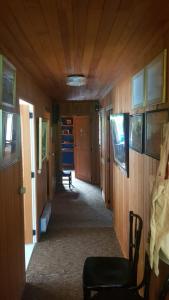 einen Flur eines Zimmers mit Holzwänden in der Unterkunft Home@Chiny in Chiny