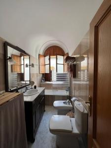 a bathroom with two sinks and two toilets at Calle de la Convalecencia in Córdoba