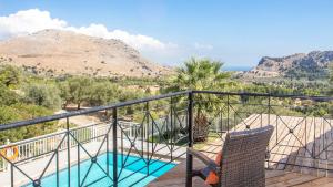 een balkon met uitzicht op een berg bij Villa Selene in Archangelos