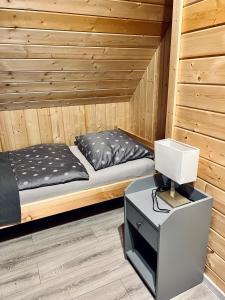 Katil atau katil-katil dalam bilik di Domki w Borach