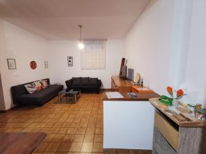 sala de estar con sofá y mesa en Appartamento "C'era una volta" - Ancona en Ancona