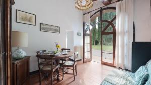 A seating area at Casale Scola Cetona